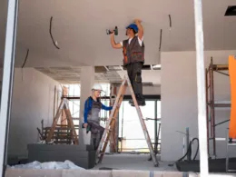 zespół budowlany przeprowadza remont biura